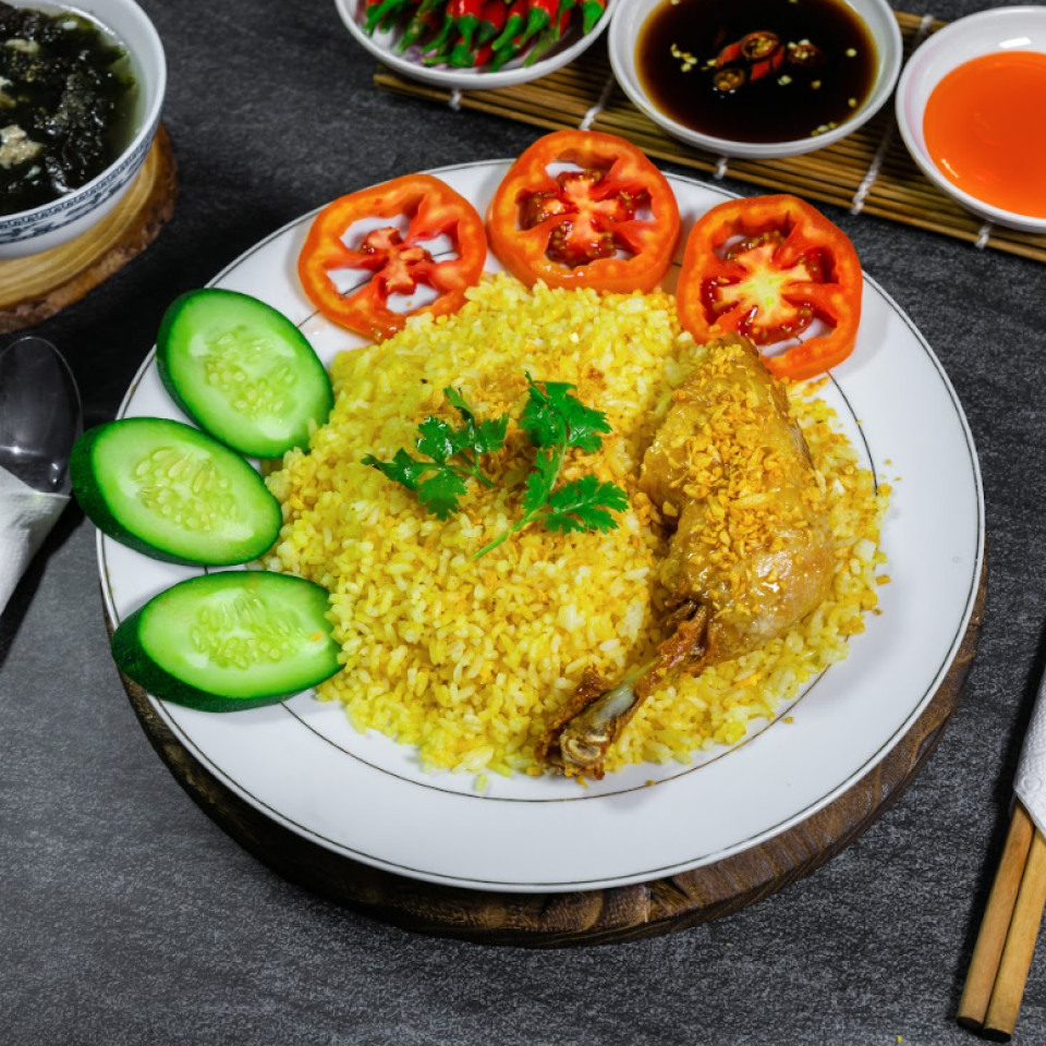 Cơm gà xối mỡ mắm tỏi (đùi góc tư)