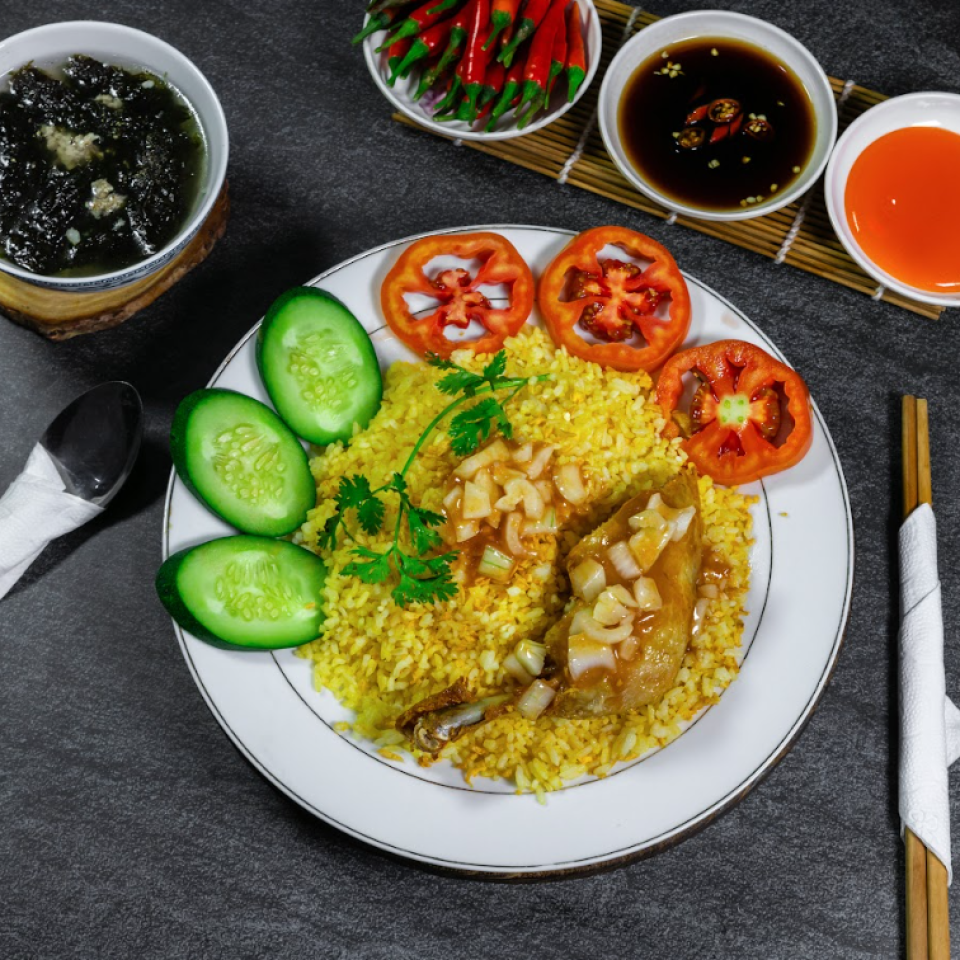 Cơm gà xối mỡ sốt me (đùi nhỏ)