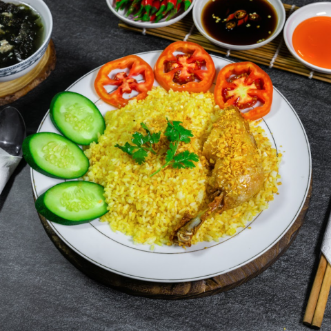 Cơm gà xối mỡ mắm tỏi (đùi góc tư)