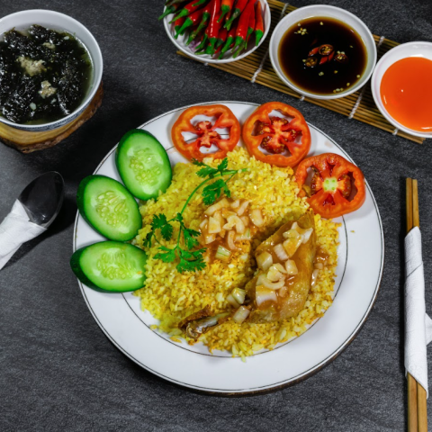 Cơm gà xối mỡ sốt me (đùi nhỏ)